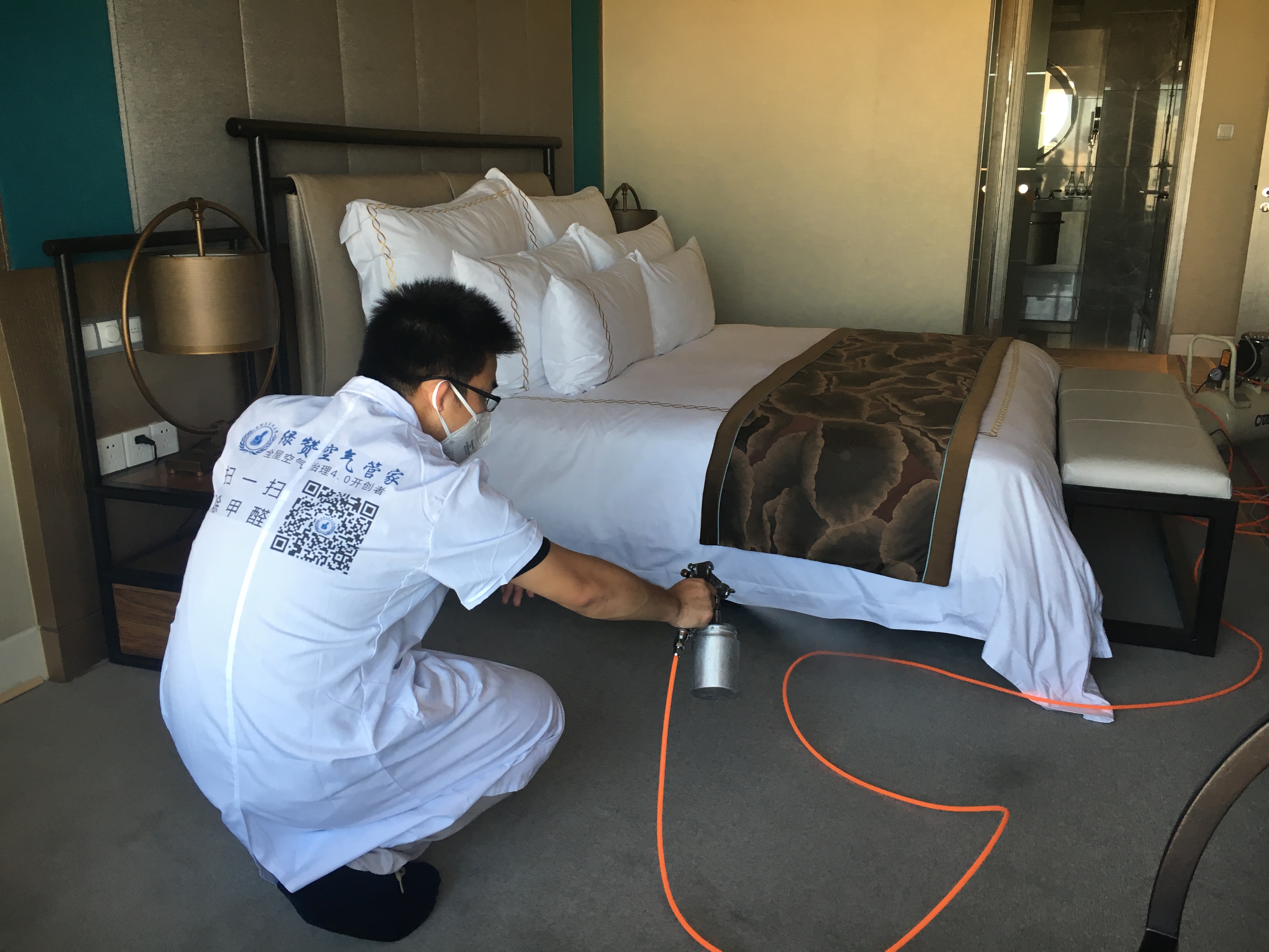 甲醛濃度與四個因素相關(guān)：室內(nèi)溫度、濕度、室內(nèi)裝修材料多少、室內(nèi)通風(fēng)程度都有關(guān)系。裝修污染威脅到了人類的生存，在這危急時刻，除甲醛成為了最急不可待的事情，尋找一家除甲醛公司是防止甲醛超標(biāo)的***辦法！