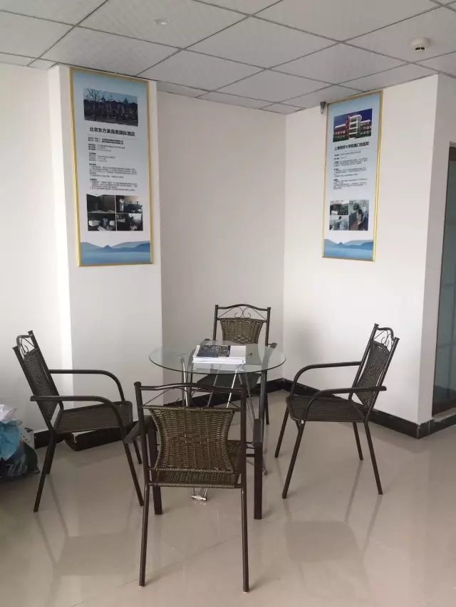 歷經(jīng)近兩個(gè)月的店面籌備工作，創(chuàng)綠家空氣治理惠州服務(wù)中心正式落成，室內(nèi)裝修污染危害社會(huì)，室內(nèi)空氣治理迫在眉睫。創(chuàng)綠家惠州服務(wù)中心將竭誠為您服務(wù)！ 溫總、朱總與公司合照 創(chuàng)綠家空氣治理惠州服務(wù)中心門面 店內(nèi)展示： 祝溫總、朱總開業(yè)生意興隆、財(cái)源廣進(jìn)！